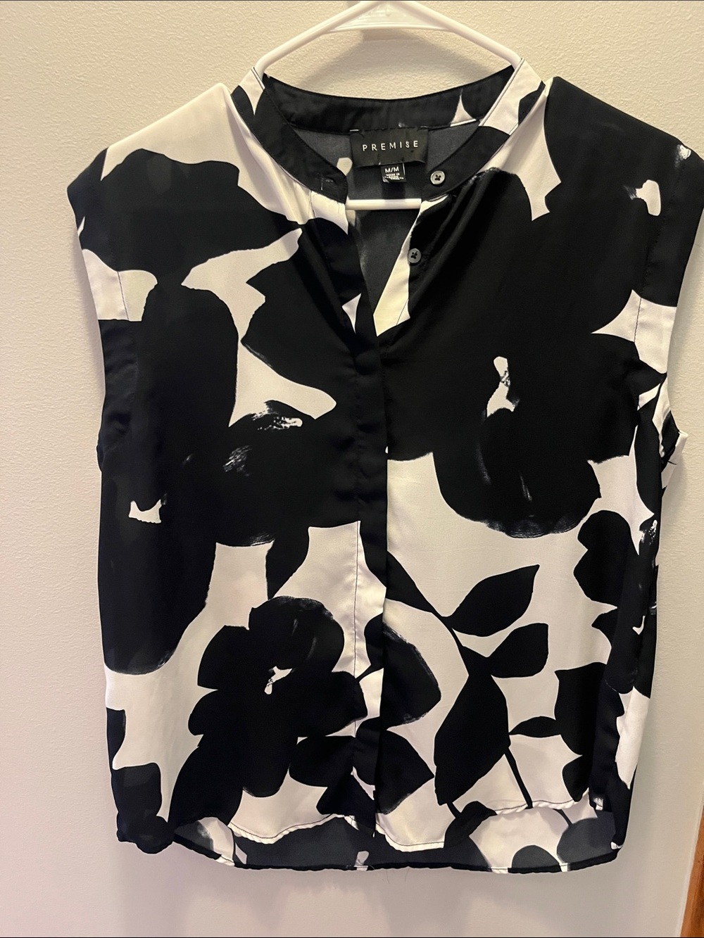 Premise Black and White Floral Sleeveless Button-Front Blouse